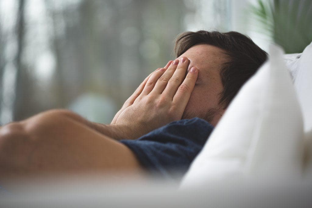 Homme gêné par des troubles de l'audition